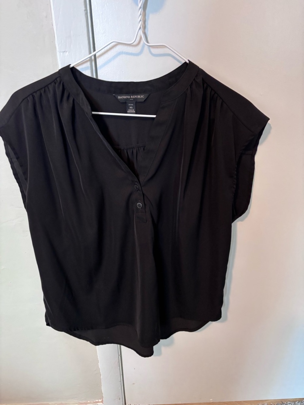 Banana Republic Black Cap Sleeve V-Neck Button Front Top